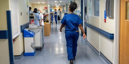 Pasillo de hospital-Imagen de archivo.