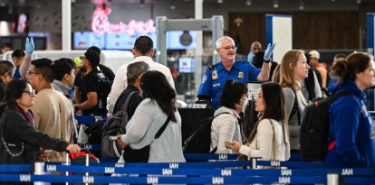 Personal de la TSA trabajando durante el cierre del Gobierno