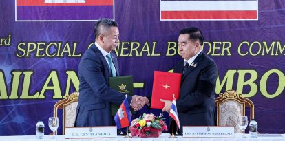 Esta foto, publicada por Agence Kampuchea Press (AKP) el 27 de diciembre de 2025, muestra al ministro de defensa de Camboya, Tea Seiha (izq.), y al ministro de defensa de Tailandia, Nattaphon Narkphanit (der.), estrechándose la mano e intercambiando documentos durante la reunión especial del Comité General de Fronteras (GBC) en un puesto de control fronterizo de la provincia tailandesa de Chanthaburi.
Tailandia y Camboya acordaron un alto el fuego "inmediato" el 27 de diciembre de 2025, según informaron ambos países en un comunicado conjunto, comprometiéndose a poner fin a semanas de mortíferos enfrentamientos fronterizos.