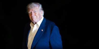 Trump bajando del Air Force One/ Saul Loeb