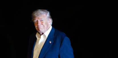 Trump bajando del Air Force One/ Saul Loeb