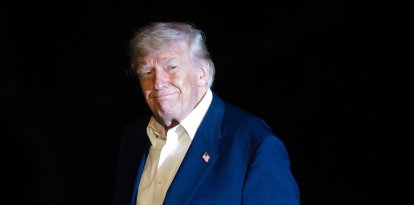 Trump bajando del Air Force One/ Saul Loeb