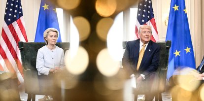 El presidente de los Estados Unidos, Donald Trump (derecha), y la presidenta de la Comisión Europea, Ursula von der Leyen (izquierda), hablan con la prensa tras alcanzar un acuerdo comercial entre ambas economías tras su reunión en Turnberry, al suroeste de Escocia, el 27 de julio de 2025, en el tercer día de su visita al país, desde que comenzó su segundo mandato como presidente. El presidente de Estados Unidos, Donald Trump, declaró el 27 de julio de 2025 que había alcanzado un acuerdo comercial con la presidenta de la Unión Europea, Ursula von der Leyen. «Hemos llegado a un acuerdo. Es un buen acuerdo para todos», declaró Trump a los periodistas tras las conversaciones con Von der Leyen en su complejo de golf de Turnberry, Escocia. La presidenta de la UE también lo calificó de «buen acuerdo».