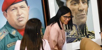 Delcy Rodríguez junto a los retratos de Chávez y Bolívar.