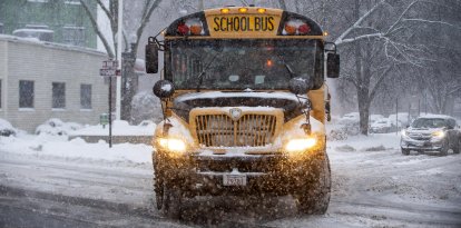 Un autobús escolar circula por la nieve en Melrose, Massachusetts