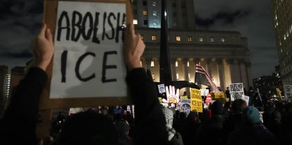 Personas participan en una protesta contra el Servicio de Inmigración y Control de Aduanas (ICE) en Nueva York el 7 de enero de 2026, después de que un agente del ICE matara a tiros a una mujer en Minneapolis.