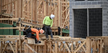 Obreros de la construcción construyen una estructura en Katy, Texas, el 2 de abril de 2025