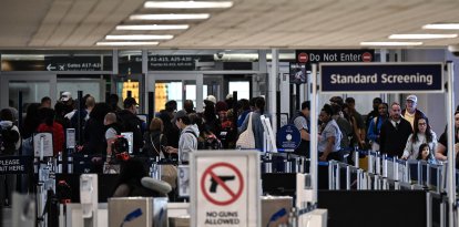 Viajeros esperan en fila en un control de seguridad en el Aeropuerto Intercontinental George Bush en Houston, Texas, en vísperas del feriado de Acción de Gracias, el 26 de noviembre de 2025.
