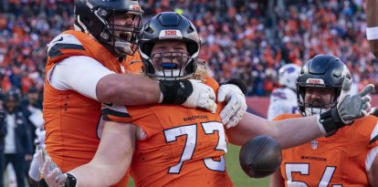 El tackle ofensivo de los Denver Broncos, FRANK CRUM (73), celebra su recepción de touchdown en la primera mitad del partido de playoffs de la Ronda Divisional de la AFC entre los Denver Broncos y los Buffalo Bills.