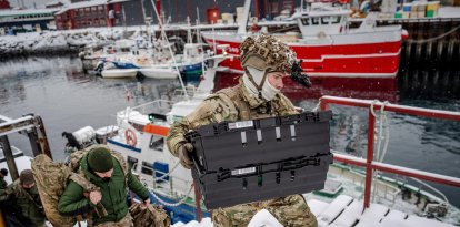 Soldados daneses desembarcan en el puerto de Nuuk, Groenlandia, el domingo 18 de enero de 2026