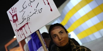 Una mujer protesta en solidaridad por la represión en Irán