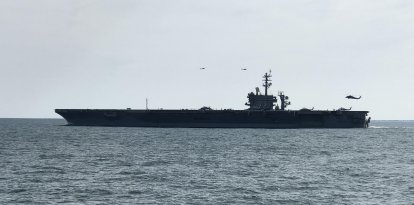 OCÉANO ATLÁNTICO (1 de abril de 2019) El portaaviones USS Abraham Lincoln (CVN 72) inicia un despliegue que lo llevará alrededor del mundo e incluirá un cambio de puerto base a San Diego. Entre los buques desplegados se encuentran los destructores de misiles guiados USS Bainbridge (DDG 96), USS Mason (DDG 87) y USS Nitze (DDG 94); el crucero de misiles guiados USS Leyte Gulf (CG 55); y la fragata española ESPS Méndez Núñez (F 104). Nueve escuadrones del Ala Aérea de Portaaviones Siete (CVW 7) también se desplegarán, así como las planas superiores del Grupo de Ataque de Portaaviones Doce (CSG 12) y el Escuadrón de Destructores Dos (DESRON 2) (foto de la Armada de los EE. UU. por el Técnico de Control de Daños de Segunda Clase Austin Williamson).