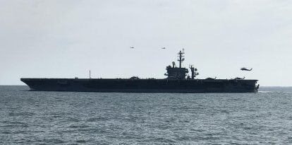 OCÉANO ATLÁNTICO (1 de abril de 2019) El portaaviones USS Abraham Lincoln (CVN 72) inicia un despliegue que lo llevará alrededor del mundo e incluirá un cambio de puerto base a San Diego. Entre los buques desplegados se encuentran los destructores de misiles guiados USS Bainbridge (DDG 96), USS Mason (DDG 87) y USS Nitze (DDG 94); el crucero de misiles guiados USS Leyte Gulf (CG 55); y la fragata española ESPS Méndez Núñez (F 104). Nueve escuadrones del Ala Aérea de Portaaviones Siete (CVW 7) también se desplegarán, así como las planas superiores del Grupo de Ataque de Portaaviones Doce (CSG 12) y el Escuadrón de Destructores Dos (DESRON 2) (foto de la Armada de los EE. UU. por el Técnico de Control de Daños de Segunda Clase Austin Williamson).