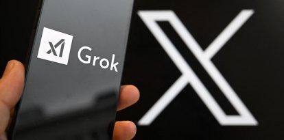 (Archivo) Una imagen con el logo de la IA Grok y de la red social X