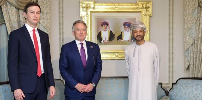 En esta foto difundida por el Ministerio de Asuntos Exteriores de Omán el 6 de febrero de 2026, el enviado especial estadounidense Steve Witkoff (centro), Jared Kushner y el ministro de Asuntos Exteriores de Omán, Badr bin Hamad al-Busaidi, posan para una foto durante una reunión en Mascate. Irán y Estados Unidos iniciaron conversaciones el 6 de febrero en Omán. Washington se negó a descartar una acción militar contra su enemigo si la diplomacia fracasaba, mientras que la república islámica prometió defenderse de cualquier exigencia excesiva. (Foto de Handout / Ministerio de Asuntos Exteriores de Omán / AFP) / USO EDITORIAL RESTRINGIDO - CRÉDITO OBLIGATORIO "AFP PHOTO / OMANI FOREIGN MINISTRY" - FOLLETO - SIN MARKETING NI CAMPAÑAS PUBLICITARIAS - DISTRIBUIDO COMO SERVICIO A CLIENTES