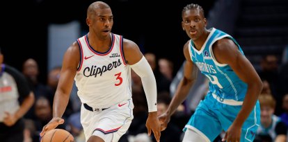 El base de Los Angeles Clippers, Chris Paul (3), empuja el balón hacia adelante por delante del alero de los Charlotte Hornets, Moussa Diabate, durante la primera mitad de un partido de baloncesto de la NBA en Charlotte, Carolina del Norte, el sábado 22 de noviembre de 2025.