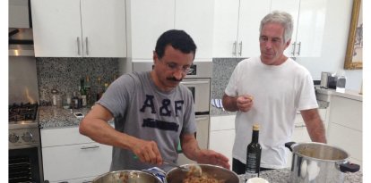Jeffrey Epstein (R) cocinando con el director ejecutivo de DP World Sultan Ahmed bin Sulayem