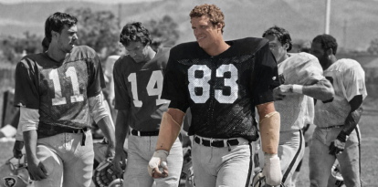 10 de agosto de 1982 - Santa Rosa, California, EE. UU. - Campo de entrenamiento de los Oakland Raiders en El Rancho Tropicana, Santa Rosa, California. El linebacker de los Oakland Raiders, Ted Hendricks
