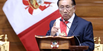 Esta fotografía cedida por el Congreso peruano muestra al nuevo presidente interino de Perú, José María Balcázar, pronunciando un discurso tras su elección en el Congreso Nacional de Lima el 18 de febrero de 2026.
El parlamentario peruano de izquierda José María Balcázar fue elegido presidente del Congreso el 18 de febrero de 2026 y se convertirá automáticamente en presidente interino del país, tras la destitución de José Jeri en un nuevo episodio de inestabilidad política.