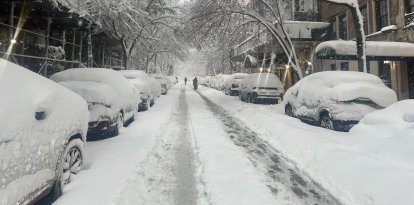 La nieve cubre los coches en una calle de Nueva York. Una fuerte tormenta de nieve azota el noreste de EEUU.