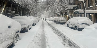 La nieve cubre los coches en una calle de Nueva York. Una fuerte tormenta de nieve azota el noreste de EEUU.