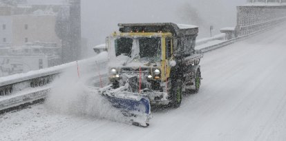 Una quitanieves cruza el puente de Brooklyn durante una tormenta invernal en la ciudad de Nueva York el 23 de febrero de 2026.