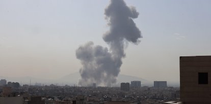 Una columna de humo se eleva tras una explosión reportada en Teherán el 28 de febrero de 2026. Dos fuertes explosiones fueron escuchadas en Teherán la mañana del 28 de febrero por periodistas de AFP, y dos columnas de humo denso fueron vistas sobre el centro y el este de la capital iraní. El Ministerio de Defensa de Israel anunció el lanzamiento de un