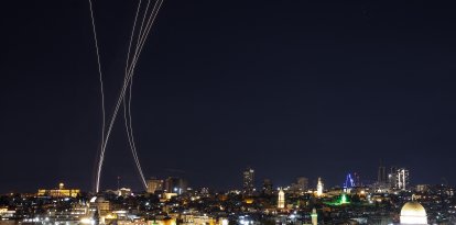 Las estelas de los cohetes interceptados por el sistema de defensa antimisiles Iron Dome de Israel se ven sobre Jerusalén el 1 de marzo de 2026. Estados Unidos e Israel lanzaron ataques contra Irán el 28 de febrero, y la cadena pública israelí informó de que el líder supremo iraní había sido el objetivo, mientras que la República Islámica respondía con una lluvia de misiles contra los Estados del Golfo e Israel.