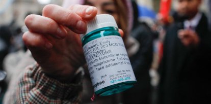 Una activista pro-aborto con píldoras abortivas en medio de una protesta (Archivo)