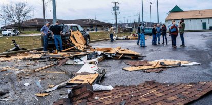 Clientes observan los daños en un Holiday Inn después de un tornado en Three Rivers, Michigan, el viernes 6 de marzo de 2026