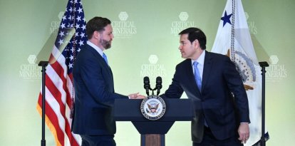 JD Vance, le da la mano al secretario de Estado estadounidense, Marco Rubio
