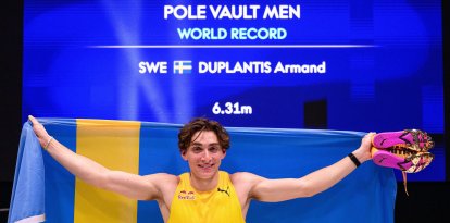 Mondo Duplantis, tras fijar el nuevo récord mundial de salto con garrocha en 6,31 metros