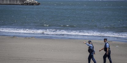 Agentes de policía piden a la gente que evacúe una playa desierta debido a una alerta de tsunami en la ciudad de Fujisawa, en la prefectura de Kanagawa, el 30 de julio de 2025. El 30 de julio, varios tsunamis azotaron zonas del Lejano Oriente ruso y de Japón tras un potente terremoto de magnitud 8,8, y se emitieron alertas en todo el Pacífico por olas de más de tres metros (10 pies) en algunos lugares.