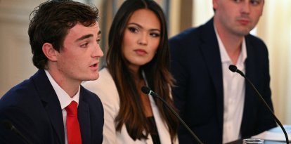 El periodista Nick Shirley habla durante una mesa redonda sobre Antifa