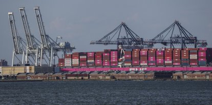 Contenedores de carga se encuentran en Nueva Jersey