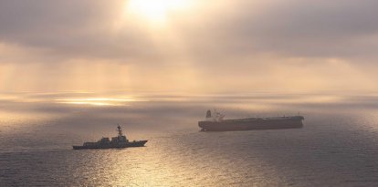 El destructor lanzamisiles de la clase Arleigh Burke USS Rafael Peralta (DDG 115) impone un bloqueo marítimo a un buque con pabellón iraní que intenta navegar hacia un puerto iraní, el 24 de abril de 2026.