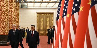 El presidente de China, Xi Jinping (derecha), y el presidente de Estados Unidos, Donald Trump, llegan a un banquete de Estado en el Gran Salón del Pueblo en Pekín el 14 de mayo de 2026.