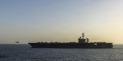 El USS Abraham Lincoln (CVN 72) lleva a cabo operaciones de bloqueo de EE. UU. en el mar Arábigo, el 16 de abril. La flota aérea embarcada en el buque incluye ocho cazas furtivos F-35C, aviones de combate F/A-18, aviones de ataque electrónico EA-18G, aviones de mando y control E-2D, helicópteros MH-60 y aviones CMV-22B Osprey para apoyo logístico. (Foto de la Marina de los EE. UU.)