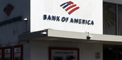 Personas utilizan los cajeros automáticos de una sucursal de Bank of America