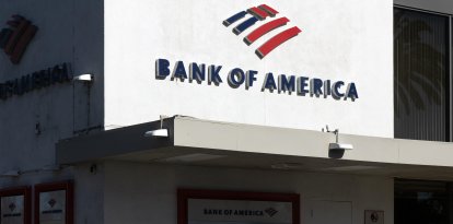 Personas utilizan los cajeros automáticos de una sucursal de Bank of America