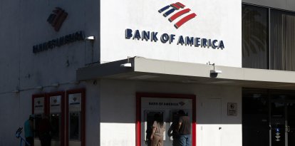 Personas utilizan los cajeros automáticos de una sucursal de Bank of America
