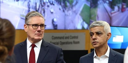 El primer ministro británico, Keir Starmer, acompañado por el alcalde de Londres, Sadiq Khan