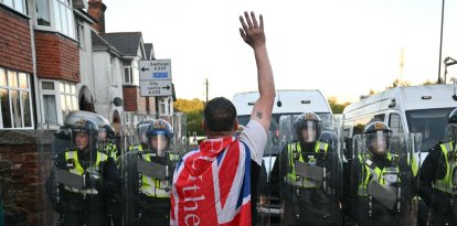 Manifestantes se enfrentan a la policía en Southampton