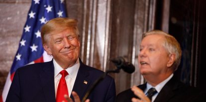 Donald Trump junto a Lindsey Graham/ Logan Cyrus