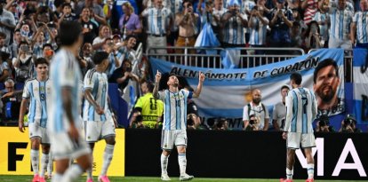 Lionel Messi, número 10, celebra su tercer gol contra Argelia