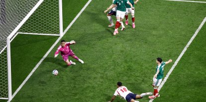 El centrocampista inglés n.º 10, Jude Bellingham, marca el primer gol de su equipo durante el partido de octavos de final del Mundial de 2026 entre México e Inglaterra, disputado en el Estadio de la Ciudad de México, en la Ciudad de México, el 5 de julio de 2026.