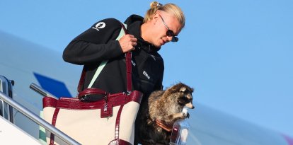 Erling Braut Haaland se baja de un avión (Archivo)