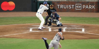 El bateador designado de la Liga Nacional, Shohei Ohtani, de los Dodgers de Los Ángeles, batea en la segunda entrada del partido de las Estrellas de la MLB en el Truist Park de Atlanta, Georgia, el 15 de julio de 2025. Tarik Daniel Skubal, de los Tigres de Detroit, de la Liga Americana, lanza una bola a Ohtani.