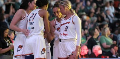 (De izquierda a derecha) Las jugadoras del Phoenix Mercury, Megan Gustafson, Brianna Turner, Diana Taurasi y Sophie Cunningham, se reúnen en un corrillo antes del inicio del partido de pretemporada de la WNBA entre el Phoenix Mercury y el Seattle Storm, celebrado en el Climate Pledge Arena de Seattle, Washington, el 8 de mayo de 2023.
