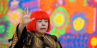 La artista japonesa Yayoi Kusama saluda durante una sesión fotográfica (Archivo)